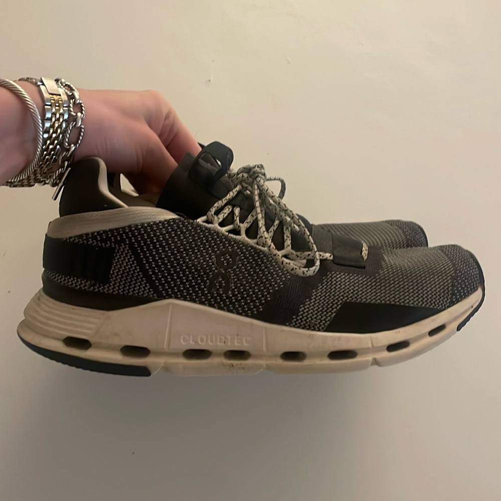 Women’s On tennis shoes size 7.5